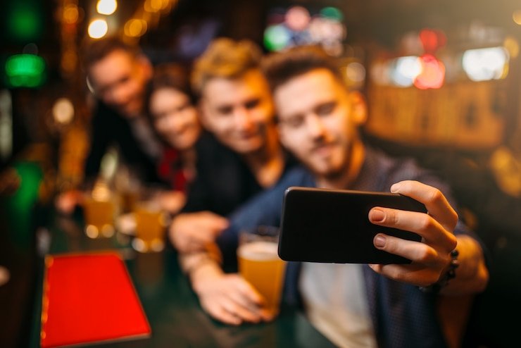 Kartu fitur olahraga dan hiburan digital